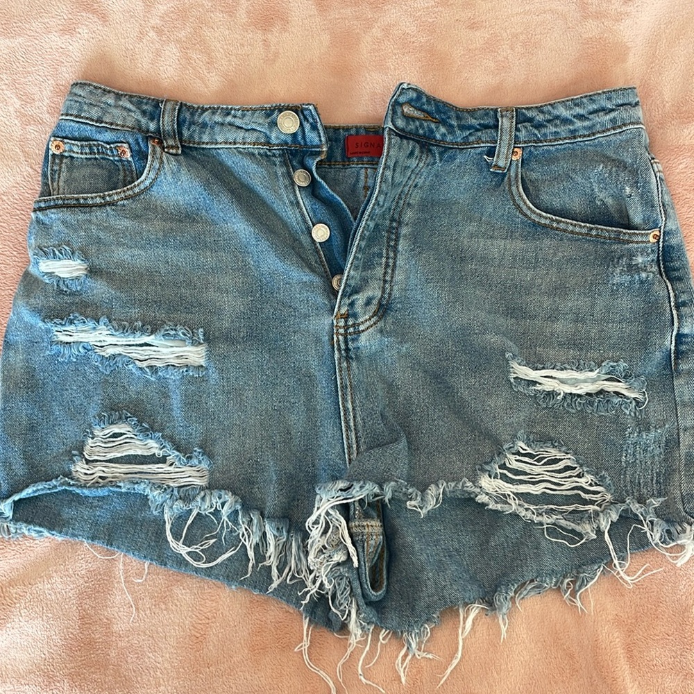 Signatures distressed Jean shorts